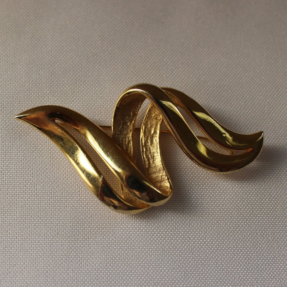 Vintage Gold Tone Abstract Brooch signed MJent